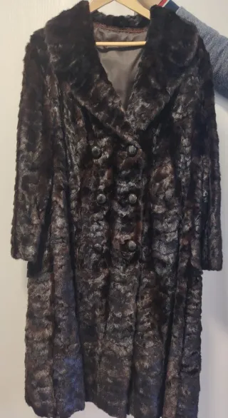 Abrigo de piel de astrakan color chocolate