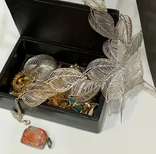 Joyero Negro con Bisutería