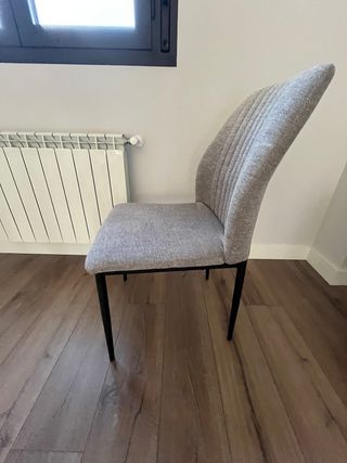 Silla de comedor gris tapizada