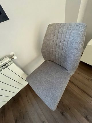 Silla de comedor gris tapizada