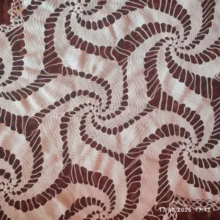 Tapete o mantelito de ganchillo blanco