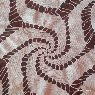 Tapete o mantelito de ganchillo blanco