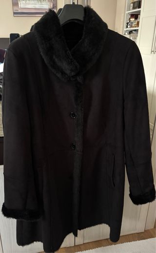 Abrigo negro estilo piel vuelta