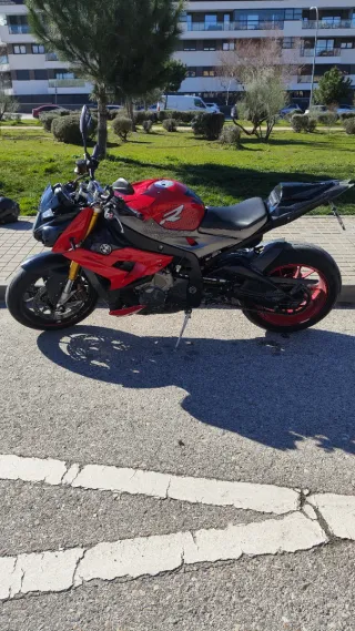 BMW S1000R Roja y Negra