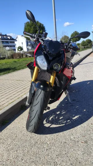 BMW S1000R Roja y Negra