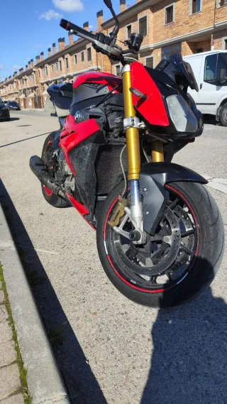 BMW S1000R Roja y Negra