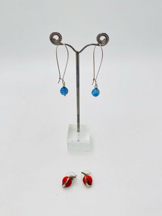 Pendientes largos azules y pendientes rojos
