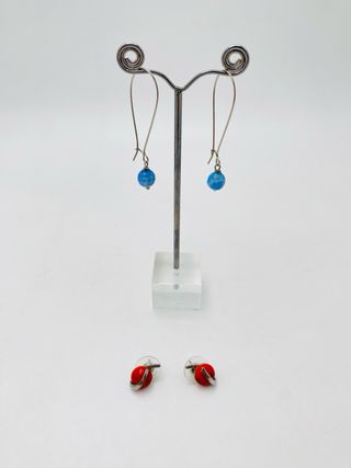 Pendientes largos azules y pendientes rojos