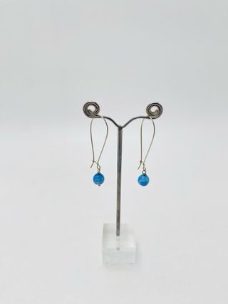 Pendientes largos azules y pendientes rojos