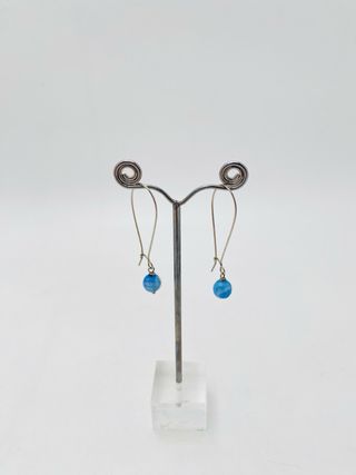 Pendientes largos azules y pendientes rojos