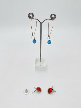 Pendientes largos azules y pendientes rojos
