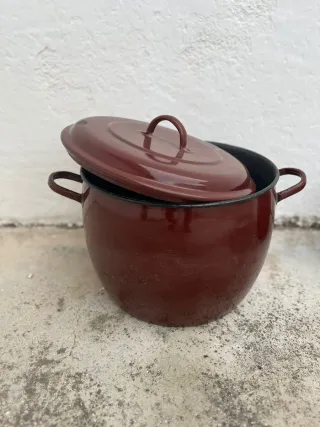 Cacerola antigua de metal marrón