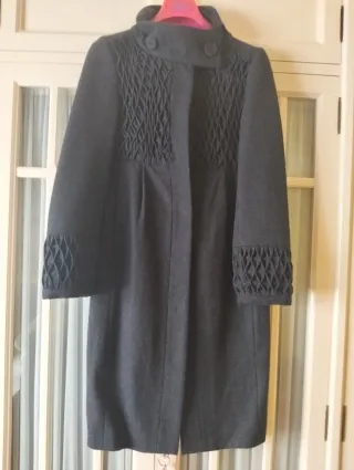 Abrigo gris marengo con detalles