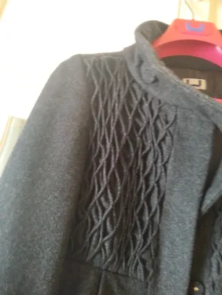 Abrigo gris marengo con detalles