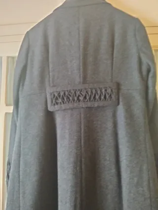 Abrigo gris marengo con detalles