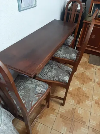 Mesa de comedor y 4 sillas