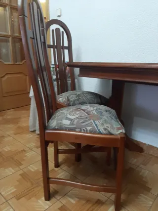 Mesa de comedor y 4 sillas