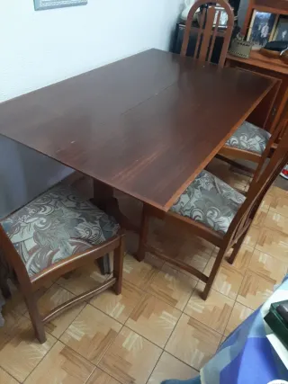 Mesa de comedor y 4 sillas