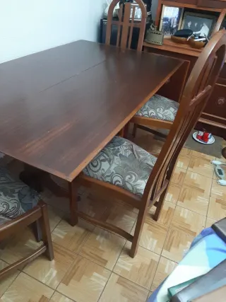 Mesa de comedor y 4 sillas