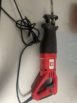 Sierra sable eléctrica roja
