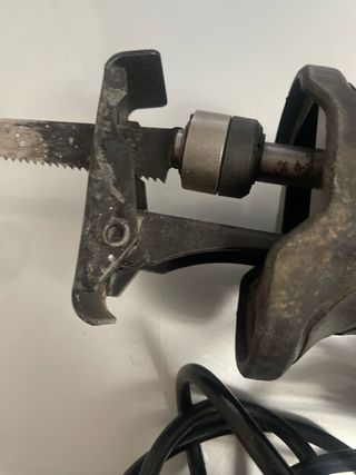 Sierra sable eléctrica roja