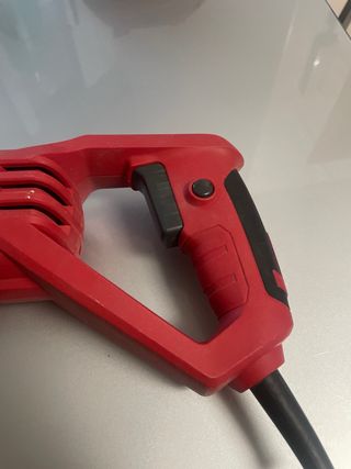 Sierra sable eléctrica roja