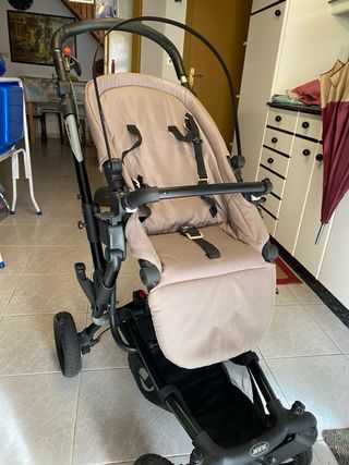 Carrito de bebé con accesorios