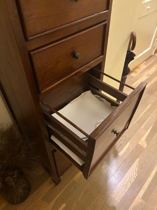 Cómoda alta de madera