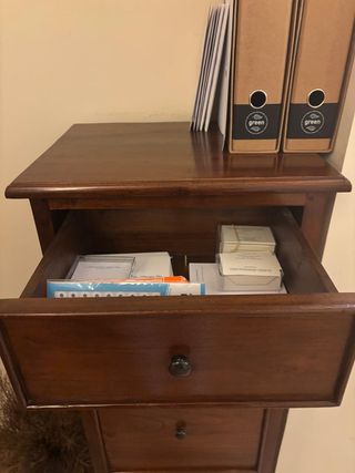 Cómoda alta de madera