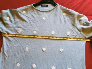 Jersey azul con lunares blancos