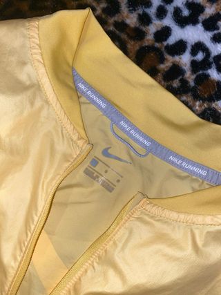 Chaqueta deportiva Nike amarilla