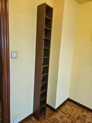 Estantería estrecha para CDs