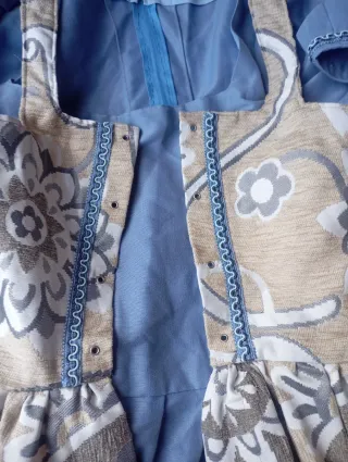 Traje medieval beige y azul