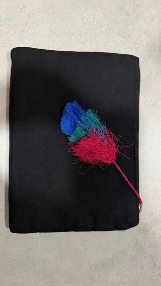 Bolso de mano bordado con loros y piñas