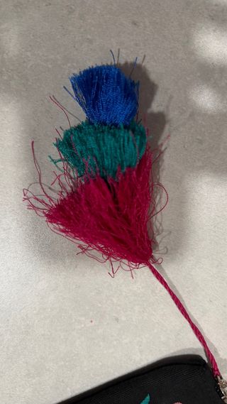 Bolso de mano bordado con loros y piñas