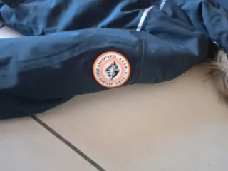 Parka niño Quechua negra con capucha talla 10-11