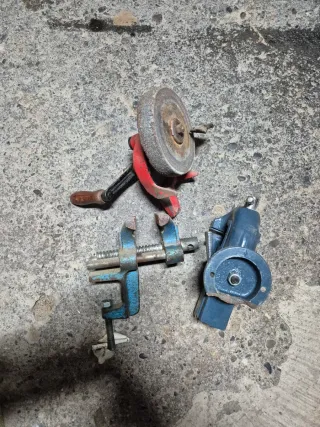 Torno de banco y amoladora