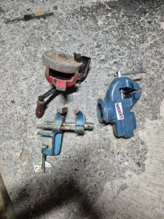 Torno de banco y amoladora