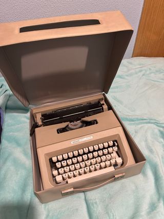 Máquina de escribir Olivetti Lettera 25