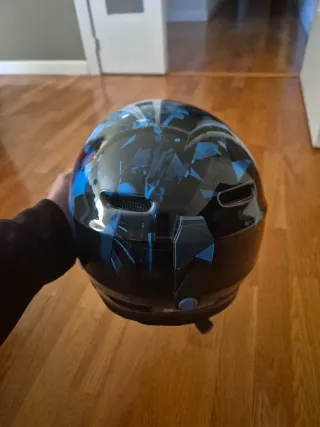 Casco de esquí azul y negro