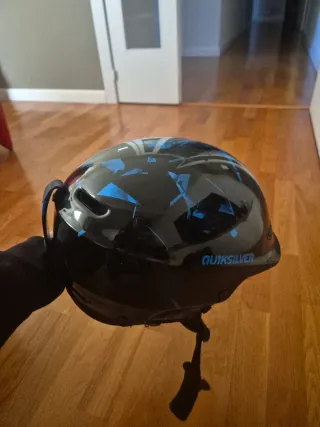 Casco de esquí azul y negro