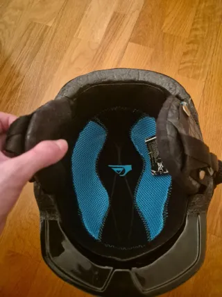 Casco de esquí azul y negro