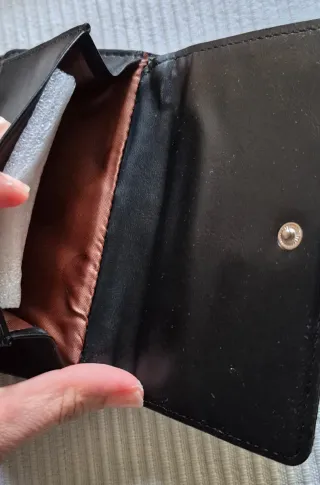 Monedero negro acolchado