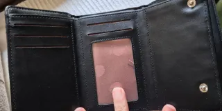 Monedero negro acolchado