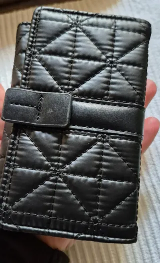 Monedero negro acolchado