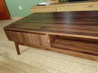 Mesa de centro con cajón.