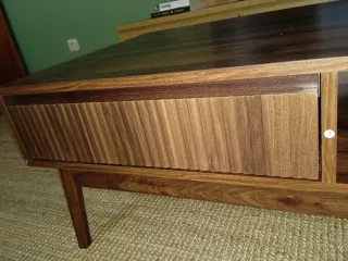 Mesa de centro con cajón.