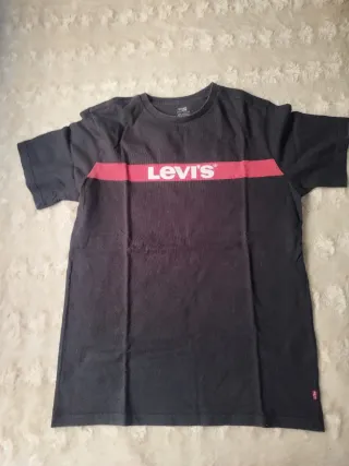 Camiseta Levi's Negra con Raya Roja