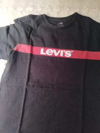Camiseta Levi's Negra con Raya Roja