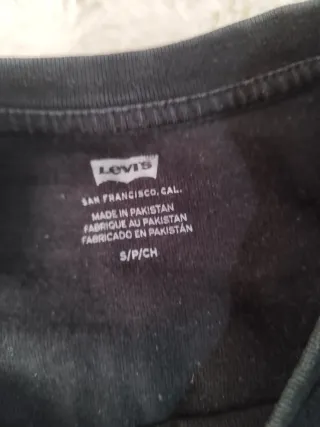 Camiseta Levi's Negra con Raya Roja